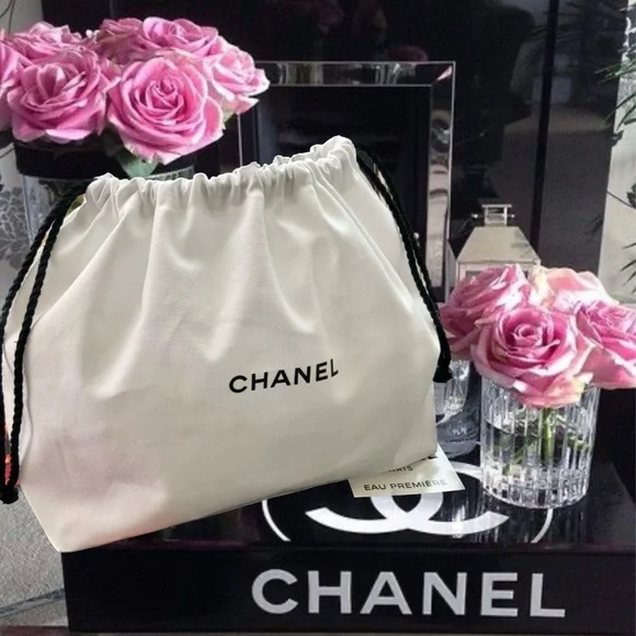 CHANEL white cotton canvas drawstring pouch cosmetic bag storage bag - AUTHENTIC - Picture 4 of 15